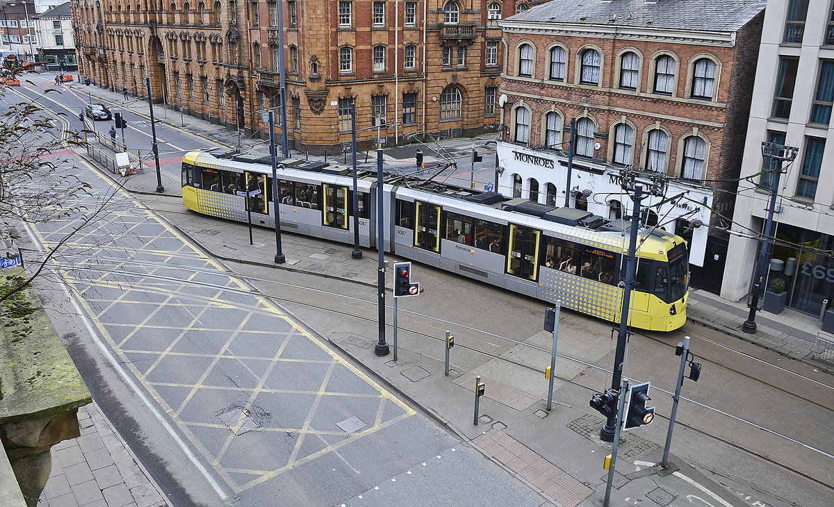 Tram 3087 (Bombardier M5000) von Manchester Metrolink bei der Abfahrt von Manchester Piccadilly Station.
Aufnahme: 12. März 2018.