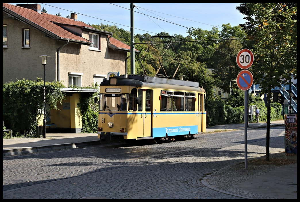 Tram 31 nach Rahnsdorf steht hier an der Endhaltestelle Schleuse am 9.9.2023 um 14.33 Uhr in Woltersdorf und wartet auf Fahrgäste.