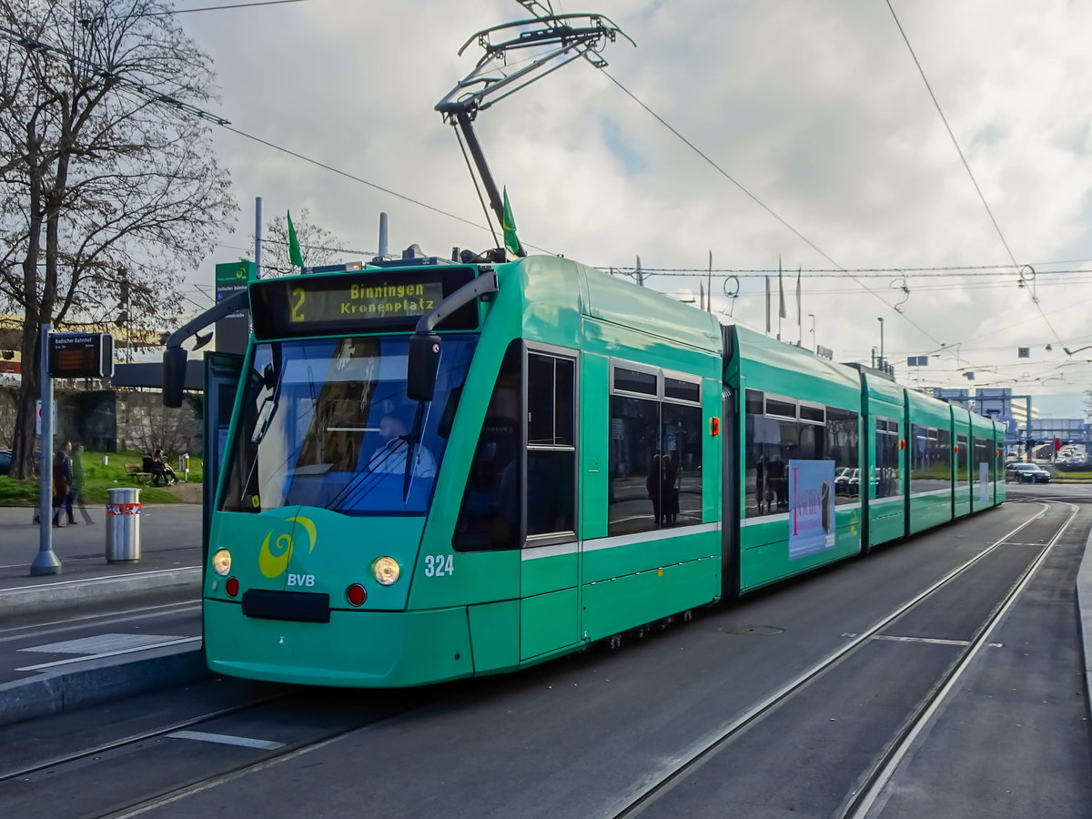 Tram 324 der BVB als Linie 2 nach Binningen am Badischen Bahnhof, 11.01.2020.