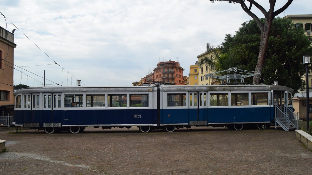 Tram 404 der Römer Straßenbahn, ausgestellt im Bahnmuseum Roma Porta San Paolo, aufgenommen am 21.05.2018.
Dieses Modell wurde 1937 von der TIBB (Technomassio Italiano Brown Boveri) gebaut. Sie ist knapp 20 Meter lang, und war mit 4 Gleichstrommotoren je 58PS ausgestattet.