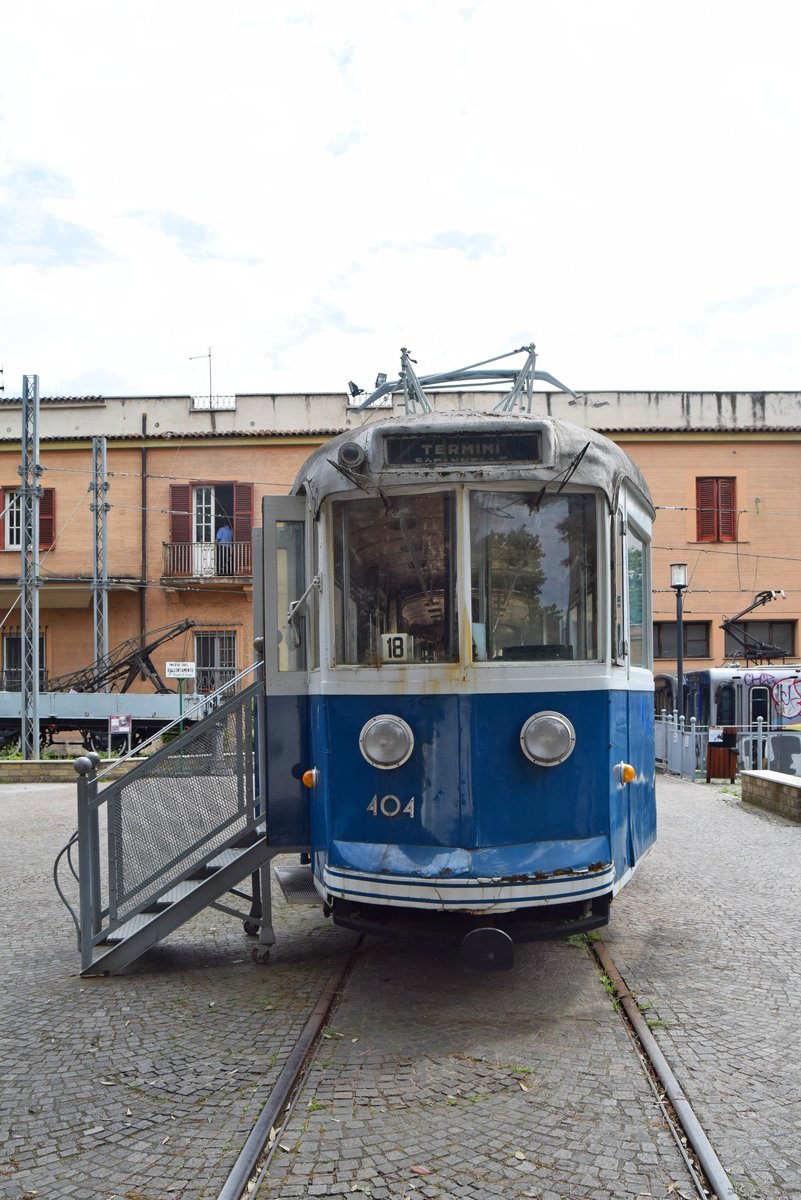 Tram 404 der Römer Straßenbahn, ausgestellt im Bahnmuseum Roma Porta San Paolo, aufgenommen am 21.05.2018. Dieses Modell wurde 1937 von der TIBB (Technomassio Italiano Brown Boveri) gebaut. Sie ist knapp 20 Meter lang, und war mit 4 Gleichstrommotoren je 58PS ausgestattet.