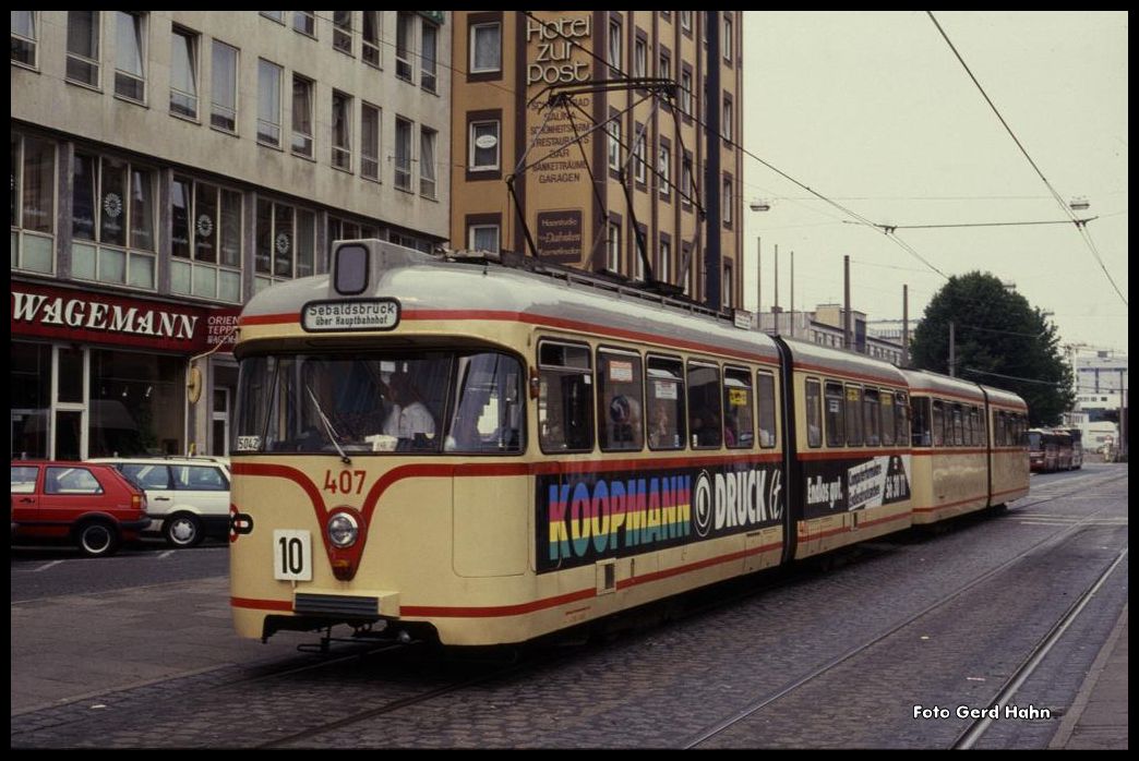 Tram 407 auf der Linie 10 am HBF Bremen am 14.8.1990. - Wer diese Fahrzeuge noch live erleben will, muss heute nach Rumänien nach Timisoara fahren. Dort habe diese Fahrzeuge eine weitere Verwendung gefunden.