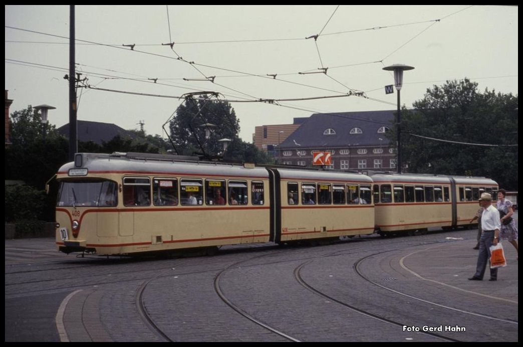 Tram 408 ist am HBF Bremen am 14.8.1990 auf der Linie 10 unterwegs.