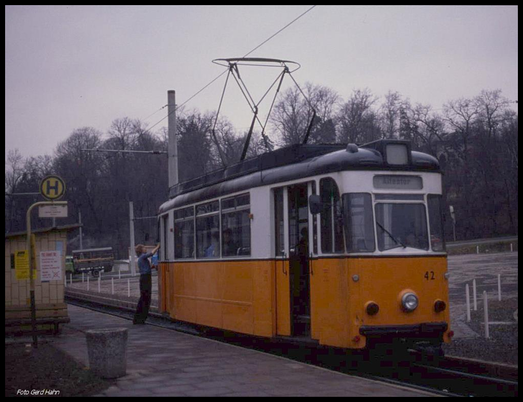 Tram 42 wartet am 6.3.1990 in der Endhaltestelle an der Parkallee in Nordhausen auf die Rückfahrt zum  Altes Tor . Derweil nutzt der Fahrzeugführer die Zeit und putzt ein paar Scheiben.