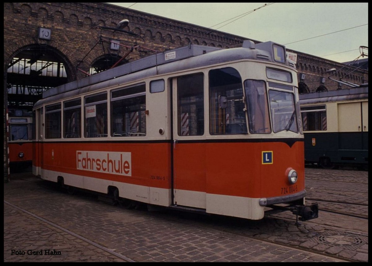 Tram 724004-5 als Fahrschulwagen im Straßenbahndepot Niederschönhausen am 8.5.1989 in Ostberlin.