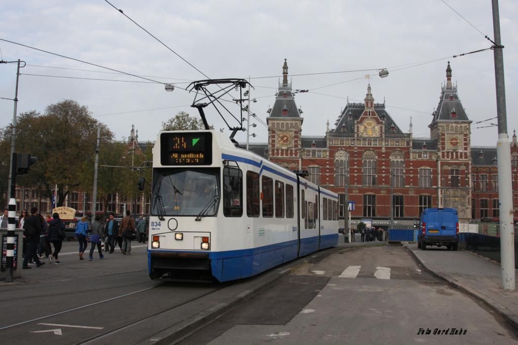 Tram 834 auf der Linie 24 am 27.10.2014 vor dem schmucken Bahnhof Amsterdam Centraal.