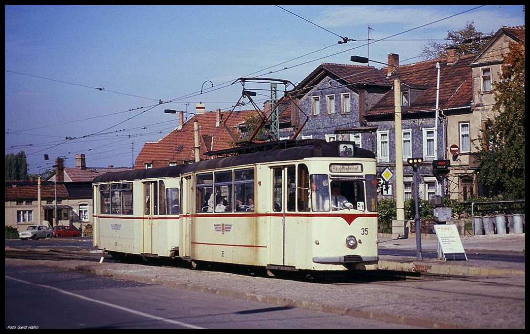 Tram Bahn 35 mit Beiwagen am 3.10.1990 in Gotha auf dem Weg zum Hauptbahnhof.