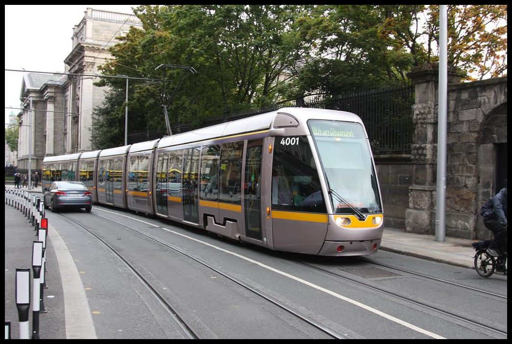 Tram Bahn Gliederzug 4001 ist hier am 26.9.2018 in Dublin in der Grafton Street unterwegs.