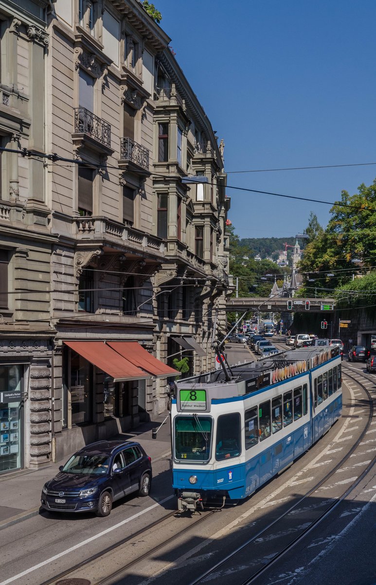 Tram Be 4/6 2057 fährt auf der Rämistraße talwärts Richtung  Bellevue 

13.September 2016