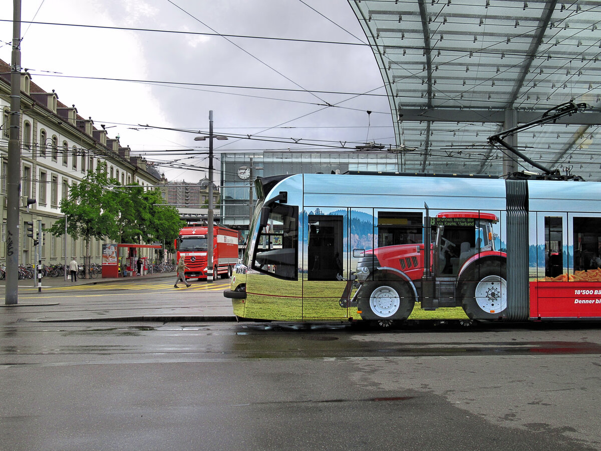Tram in Bern: Wegen des derzeitigen Hochwassers mussten die Siemens Combino-Wagen mit deutlich grösseren Rädern und kraftvollen Gummireifen ausgerüstet werden... Wagen 752, Bahnhof Bern. 16.Juli 2021 
