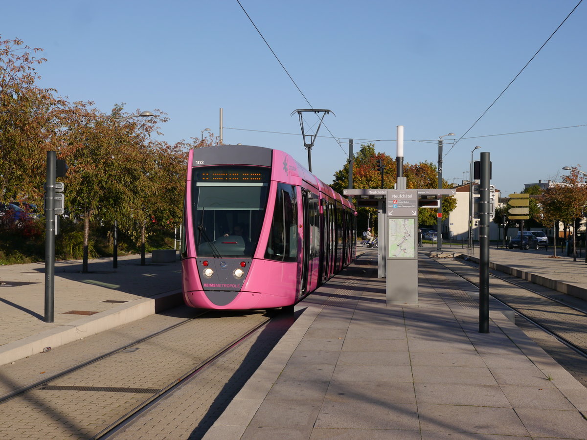 Tram CITURA-102 an der Endhaltestelle Neufchâtel der Ligne-A des 2011 eröffneten  Straßenbahnsystems von Reims. Die Front der Fahrzeuge (Citadis-302 Alstom2010) soll an einen Champagnerkelch erinnern.

2014-10-18 Reims-Neufchâtel