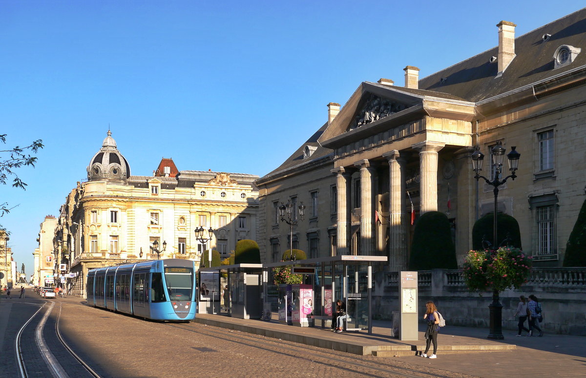 Tram CITURA-105 (Citadis-302 Alstom2010) an der Oper. 
Hier in der Innenstadt fährt die 2011 eröffnete neue Straßenbahn von Reims ohne Oberleitung mit dem unterirdischen Stromzuführungssystem APS. 

2014-10-18 Reims-Opéra