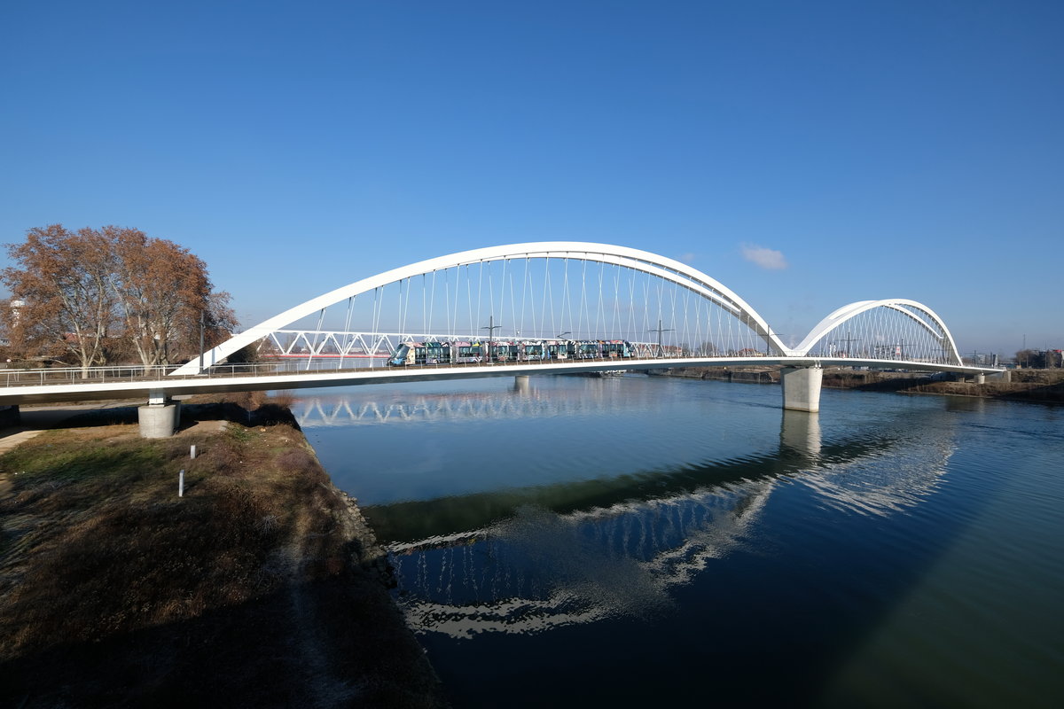 Tram CTS-3008 fährt auf der Ligne-D von Kehl kommend über die Rheinbrücke.

2019-01-19 Strasbourg Rheinbrücke Kehl-Strasbourg
