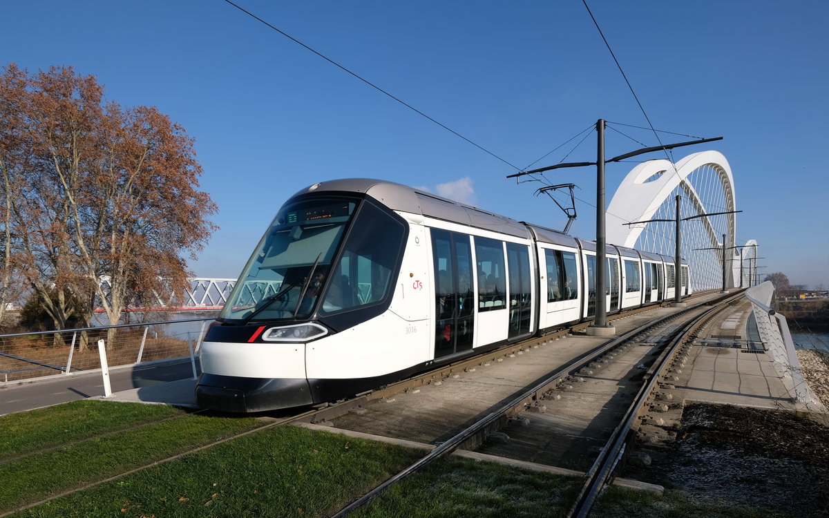 Tram CTS-3016 fährt auf der Ligne-D von Kehl kommend Richtung Poteries.

2019-01-19 Strasbourg Rheinbrücke Kehl-Strasbourg
