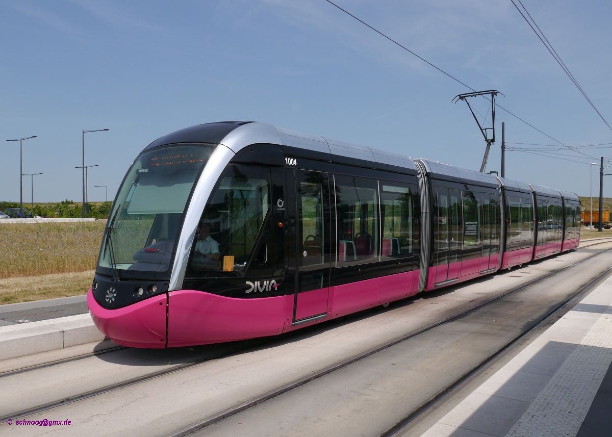 Tram Divia-1004 (Alstom Citadis 302) fährt zur Endhaltestelle Valmy der Ligne 2. 
Die Fahrzeuge sind 32,7 m lang und 2,4 m breit. 

Seit Ende 2012 gibt es in Dijon wieder ein Straßenbahnnetz, das aus zwei Linien besteht.
2015-06-08 Dijon-Valmy