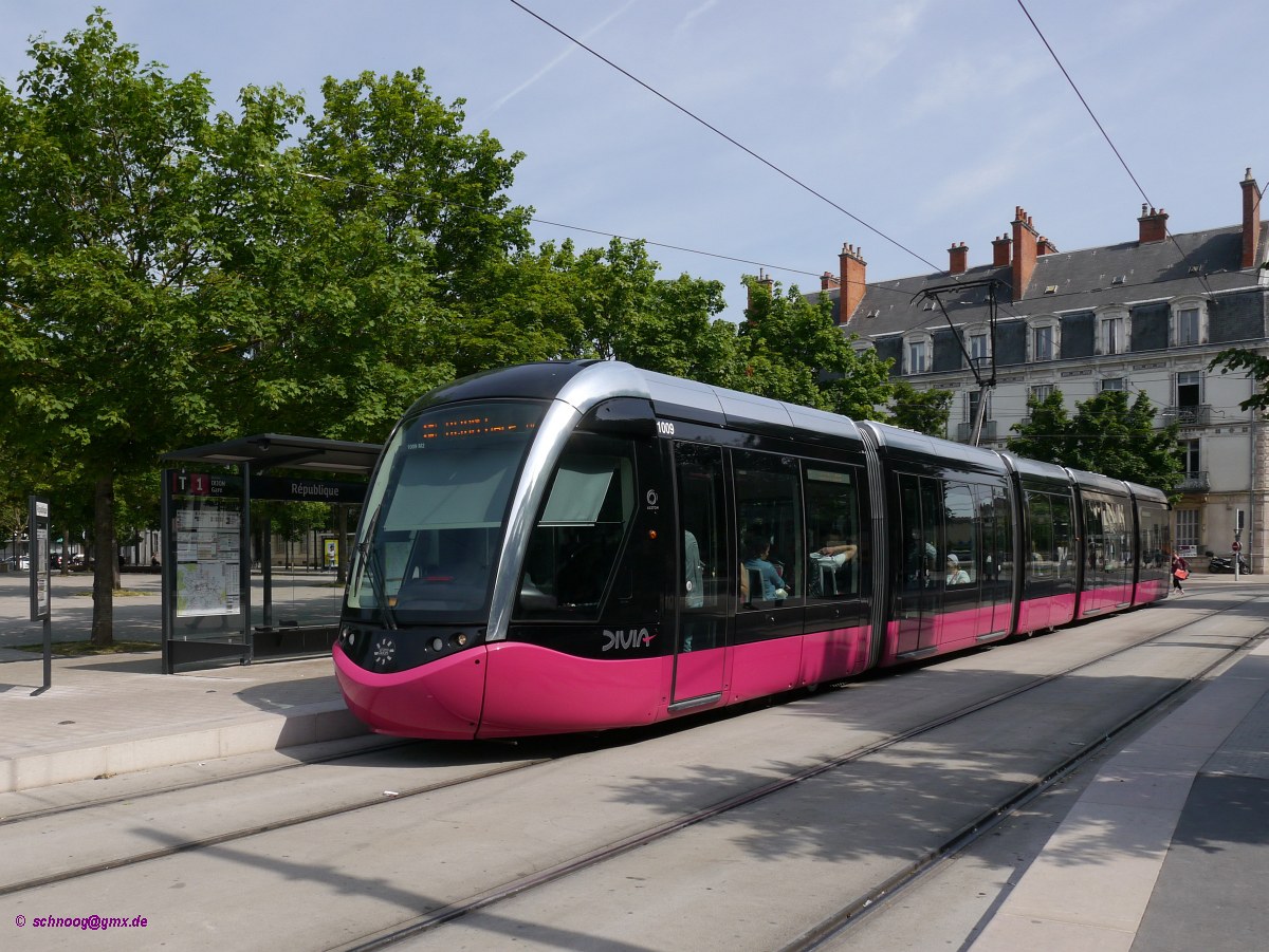 Tram Divia-1009 unterwegs auf Ligne 1 nach Dijon-Gare.
Seit Ende 2012 gibt es in Dijon wieder ein Straßenbahnnetz, das aus zwei Linien besteht.
2015-06-08  Dijon-République 