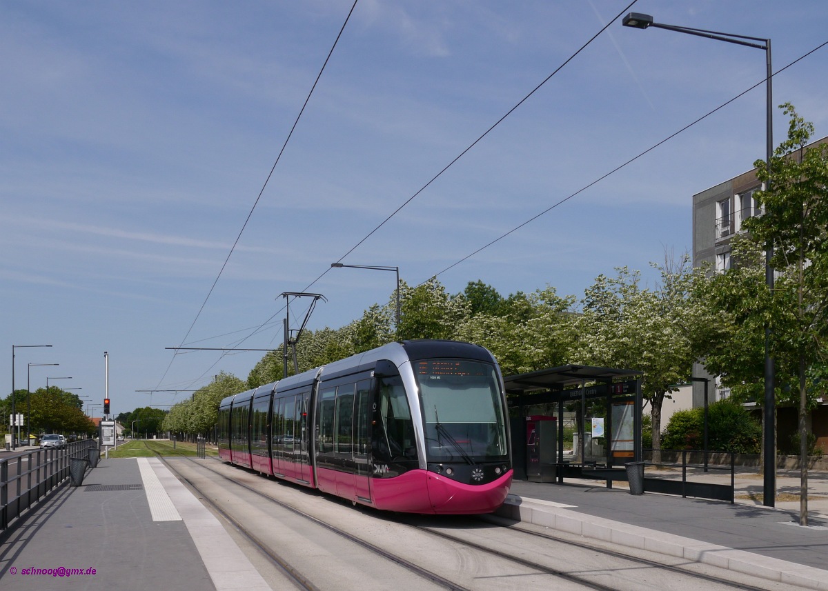 Tram Divia-1026. 
Verkehrt als Ligne 1 nach Dijon-Gare.
Seit Ende 2012 gibt es in Dijon wieder ein Straßenbahnnetz, das aus zwei Linien besteht.
2015-06-08 Quetigny