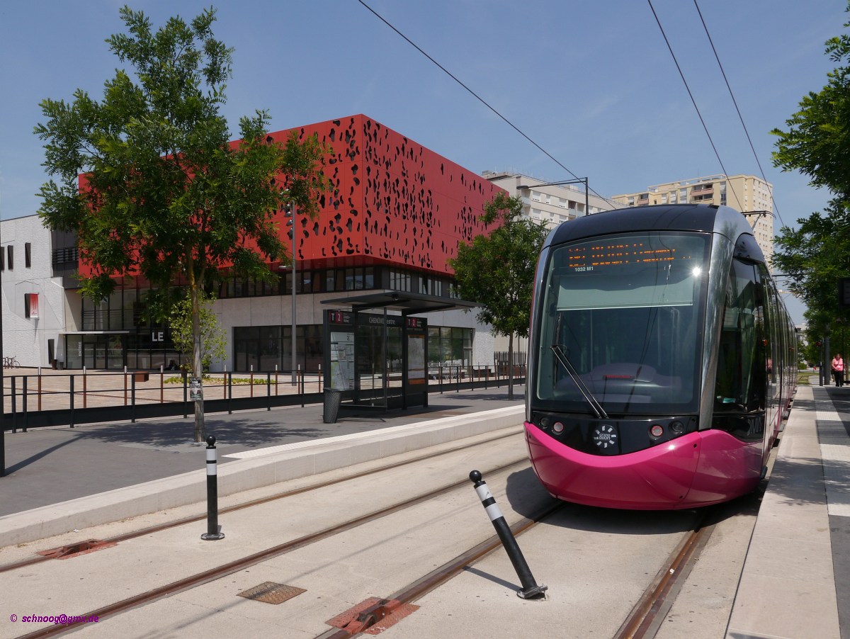 Tram Divia-1032. Verkehrt von hier als Ligne 2 nach Dijon-Valmy.
Seit Ende 2012 gibt es in Dijon wieder ein Straßenbahnnetz, das aus zwei Linien besteht.
2015-06-08 Chenôve-Centre