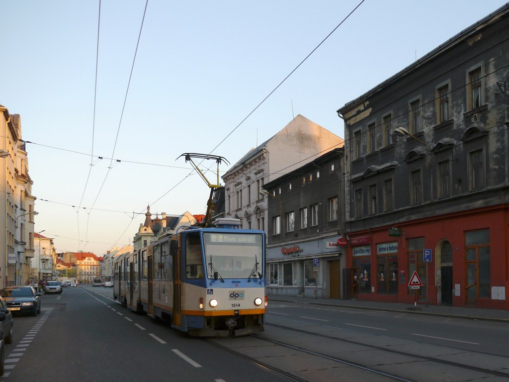 Tram DPO-1514 (Typ CKD-KT8D5.RN1) unterwegs auf der Linie 2.

2013-09-30 Ostrava-Nádražní