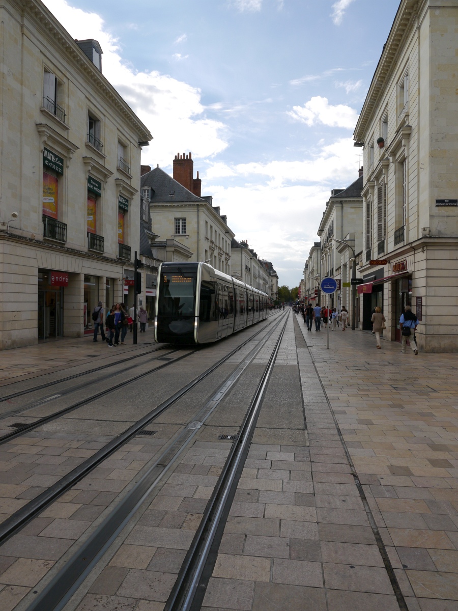 Tram FilBleu-061 durchfährt die Rue National.  Hier in der Innenstadt fährt die Tram ohne Oberleitung mit der unterirdischen Stromversorgung durch das System APS.
2014-09-20 Tours