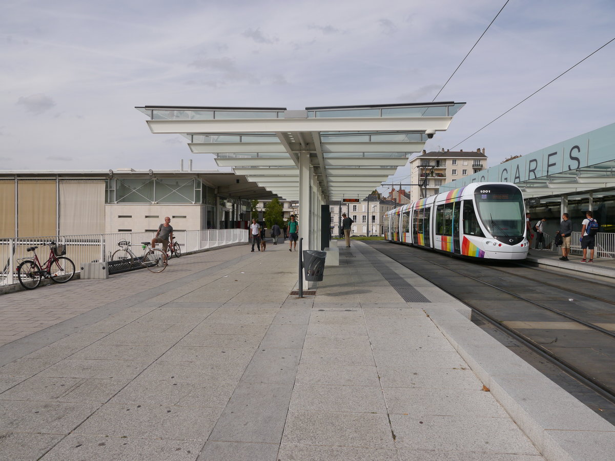 Tram IRIGO-1001 an der Haltestelle Les Gares in Angers, direkt am SNCF-Bahnhof Angers Saint-Loud. Hier überquert die Straßenbahn die Eisenbahn. 
2014-09-16 Angers Les-Gares