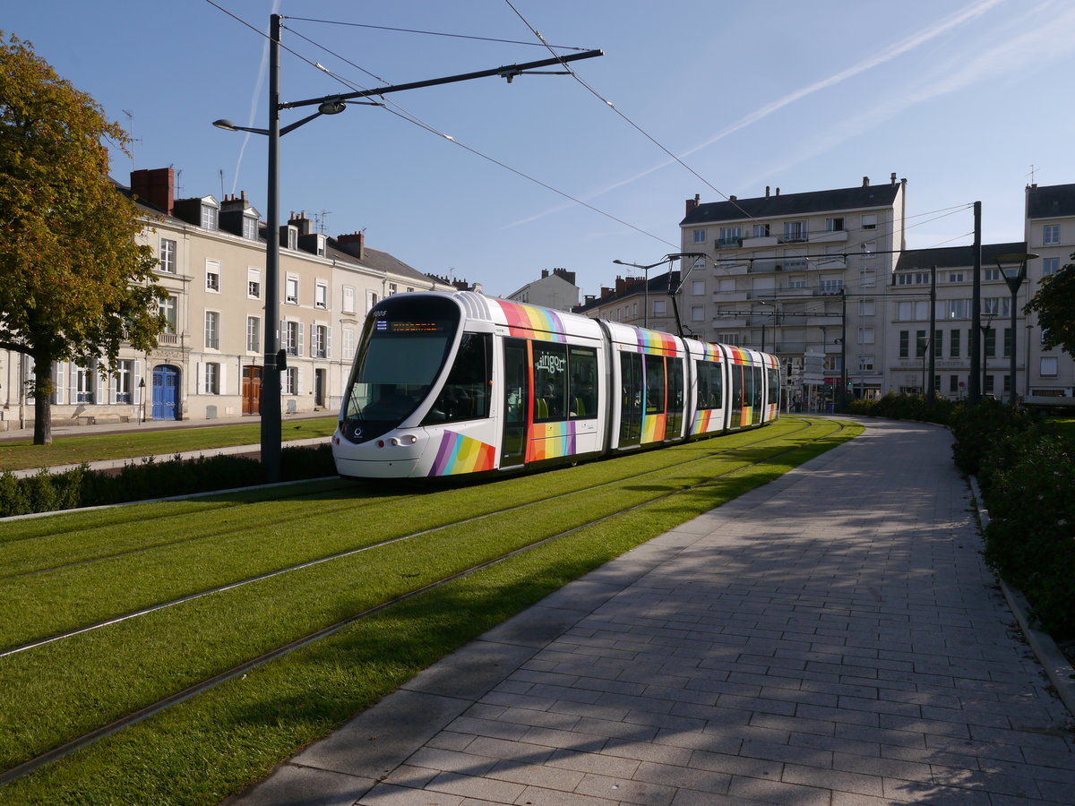Tram IRIGO-1005 fährt auf Avenue-Denis-Papin unter klassischer Oberleitung.
2014-09-16 Angers