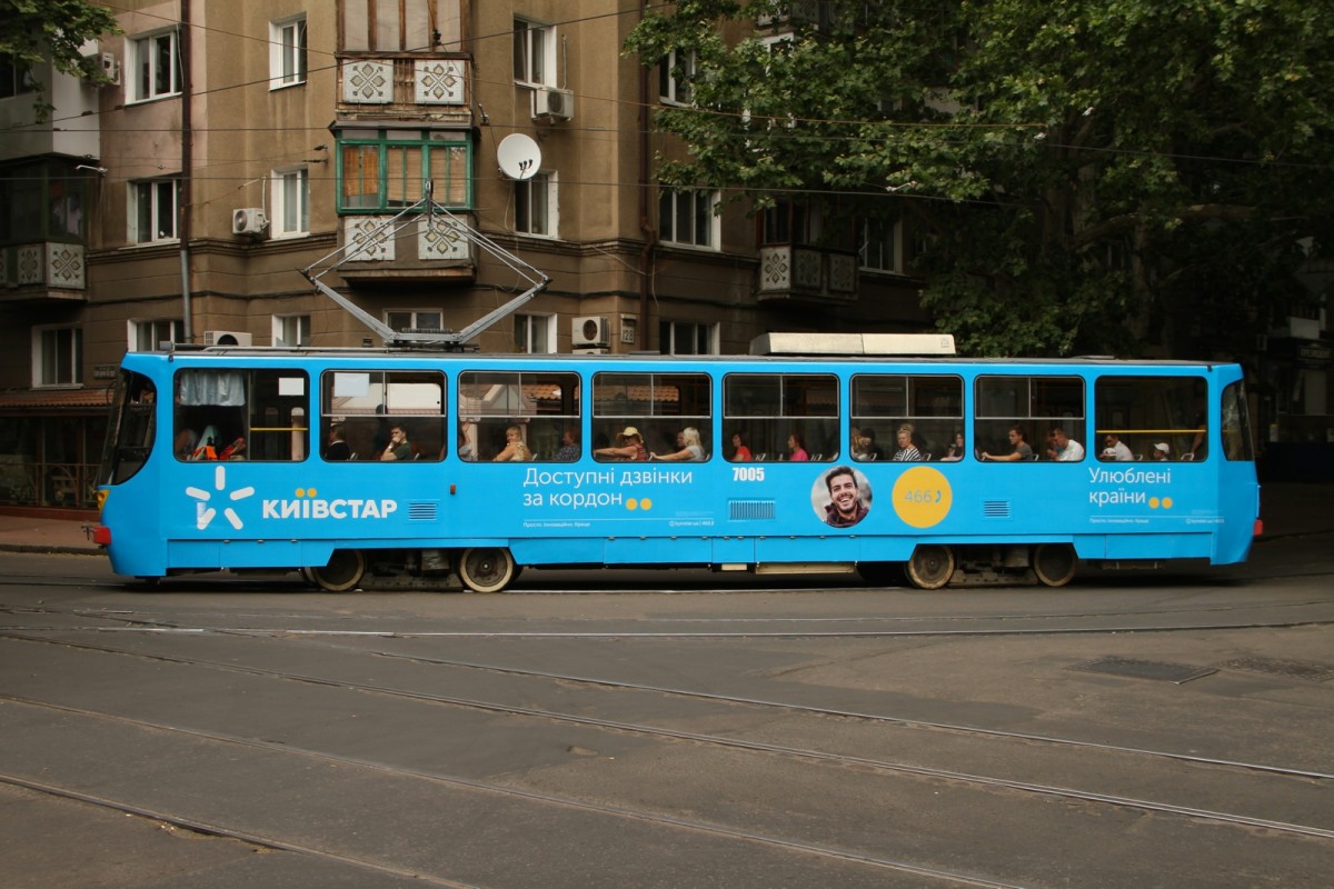 Tram K1 7005 ist am 28.06.2015 in Odessa unterwegs. Besonders schön hier mit der Werbung für den Mobilfunk Anbieter Kievstar.