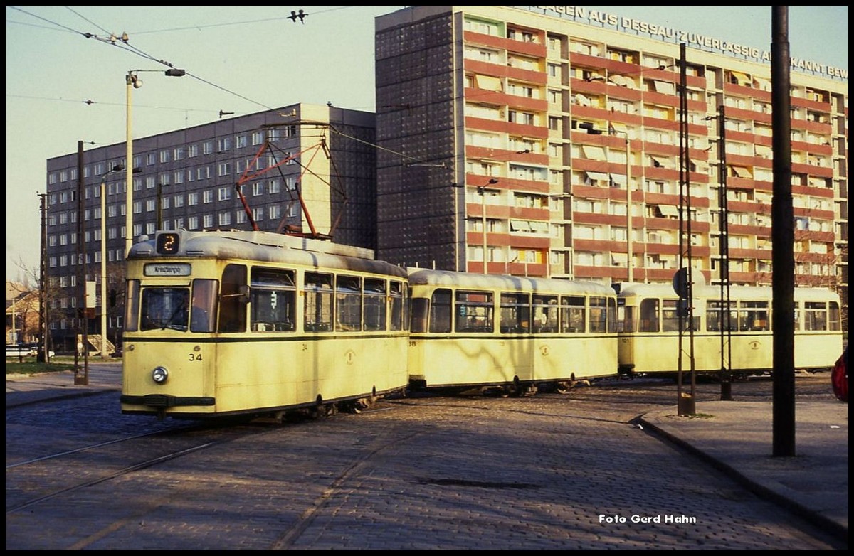 Tram Linie 2 auf dem Bahnhofsvorplatz von Dessau am 18.3.1990.