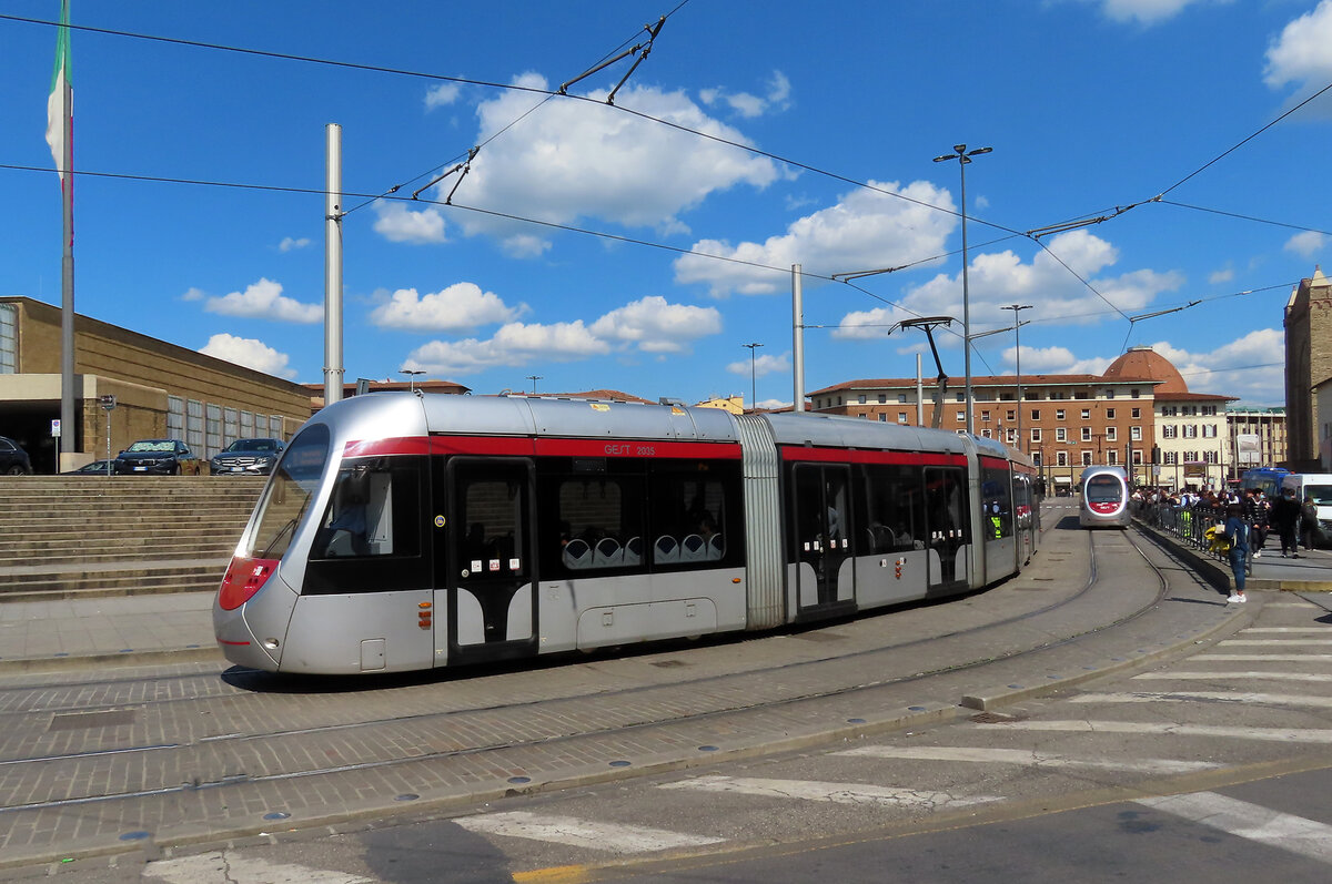 Tram der Linie T2 zum Flughafen in der Nähe des Hauptbahnhofs Firenze S.M.N. (links). Rechts ein Tram der Linie T1. Firenze, 4.5.2023