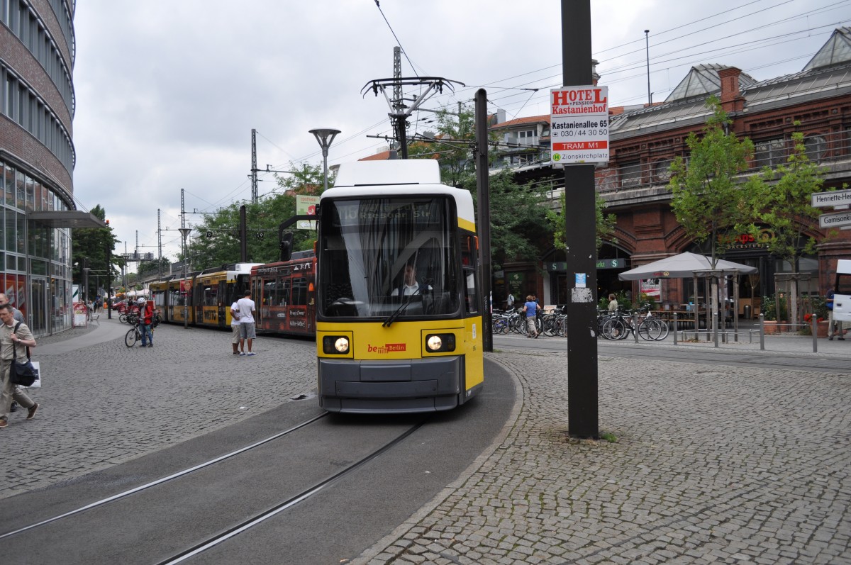 Tram M6 in Berlin am Hackischer Markt. Aufgenommen am 19.08.2013