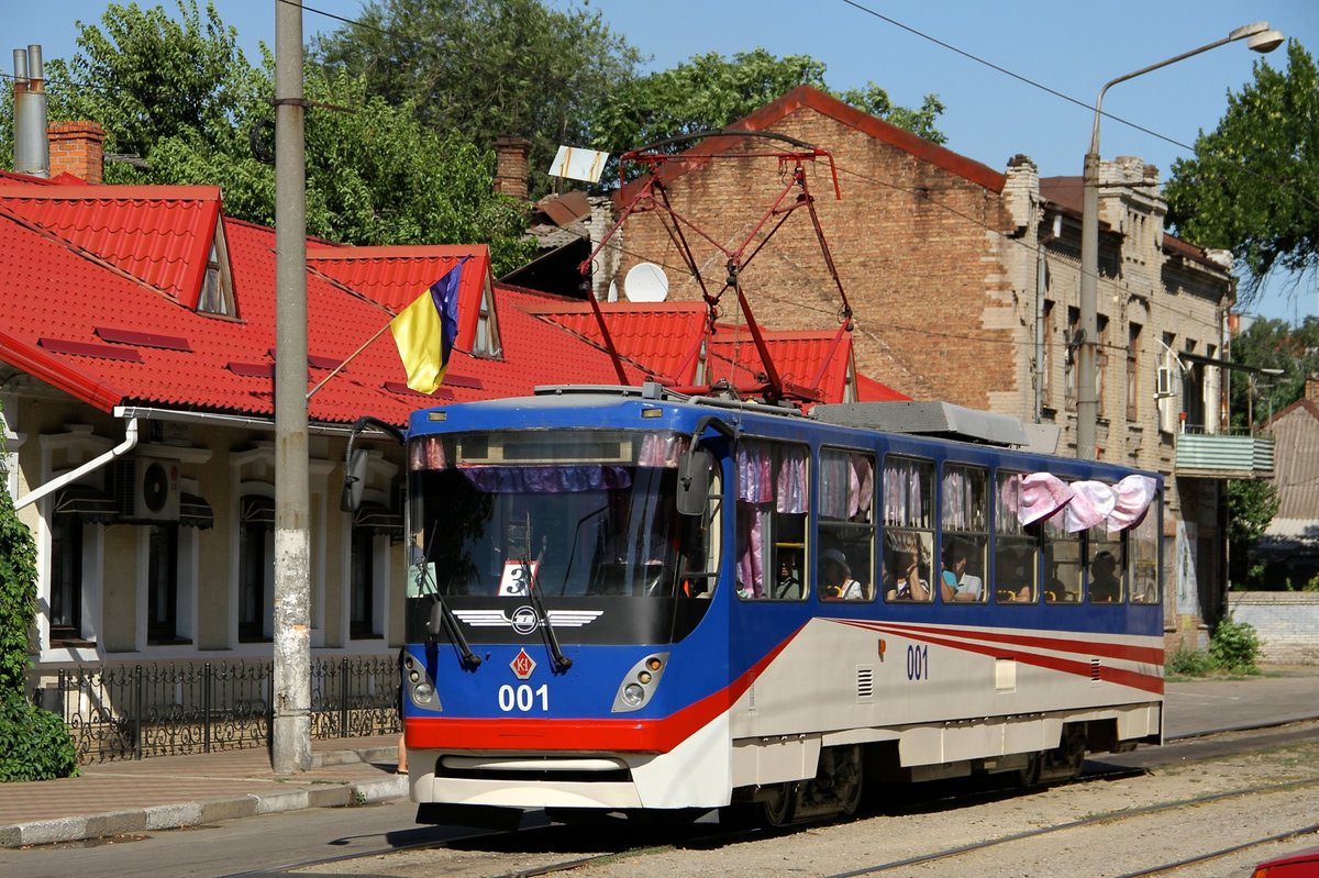 Tram mit der Typenbezeichnung K-1  am 5 August 2016 in Zaporoshje. Auch in den moderneren Wägen, dürfen natürlich nicht die schönen Vorhänge fehlen.