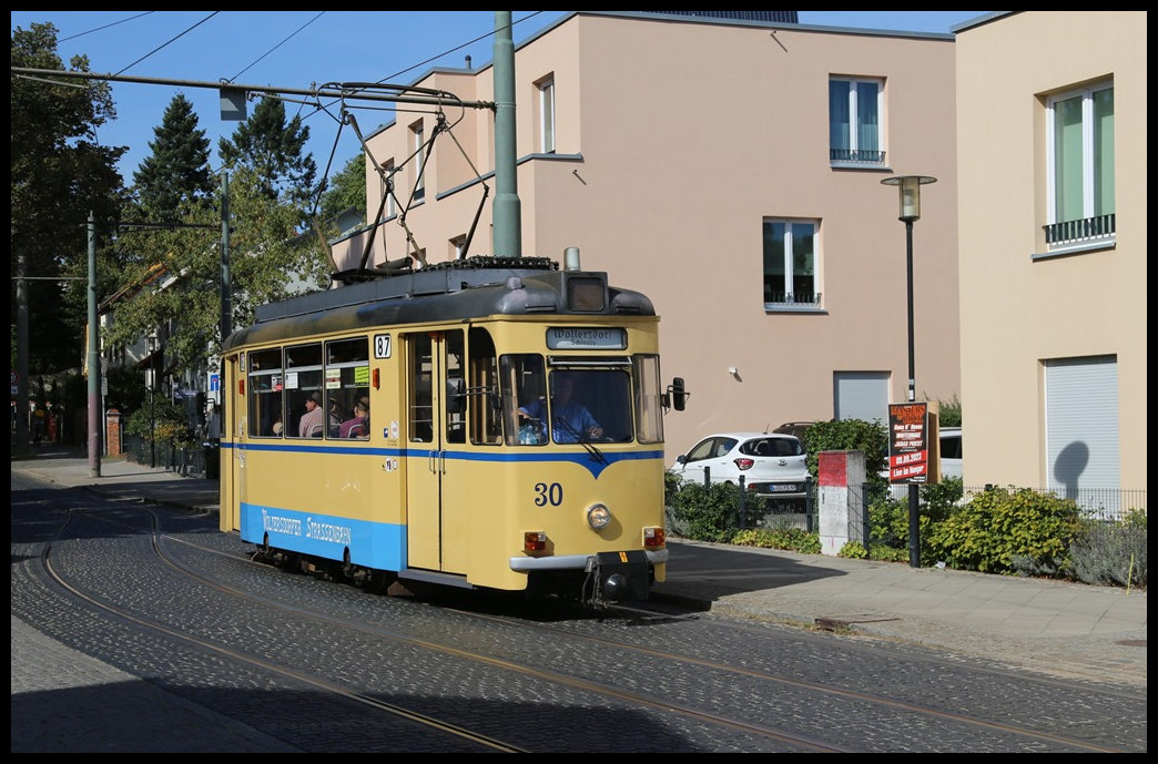 Tram Nr. 30 erreicht hier die Endhaltestelle Schleuse in Woltersdorf. Der Triebwagen kommt hier am 9.9.2023 um 14.51 Uhr aus Rahnsdorf an.