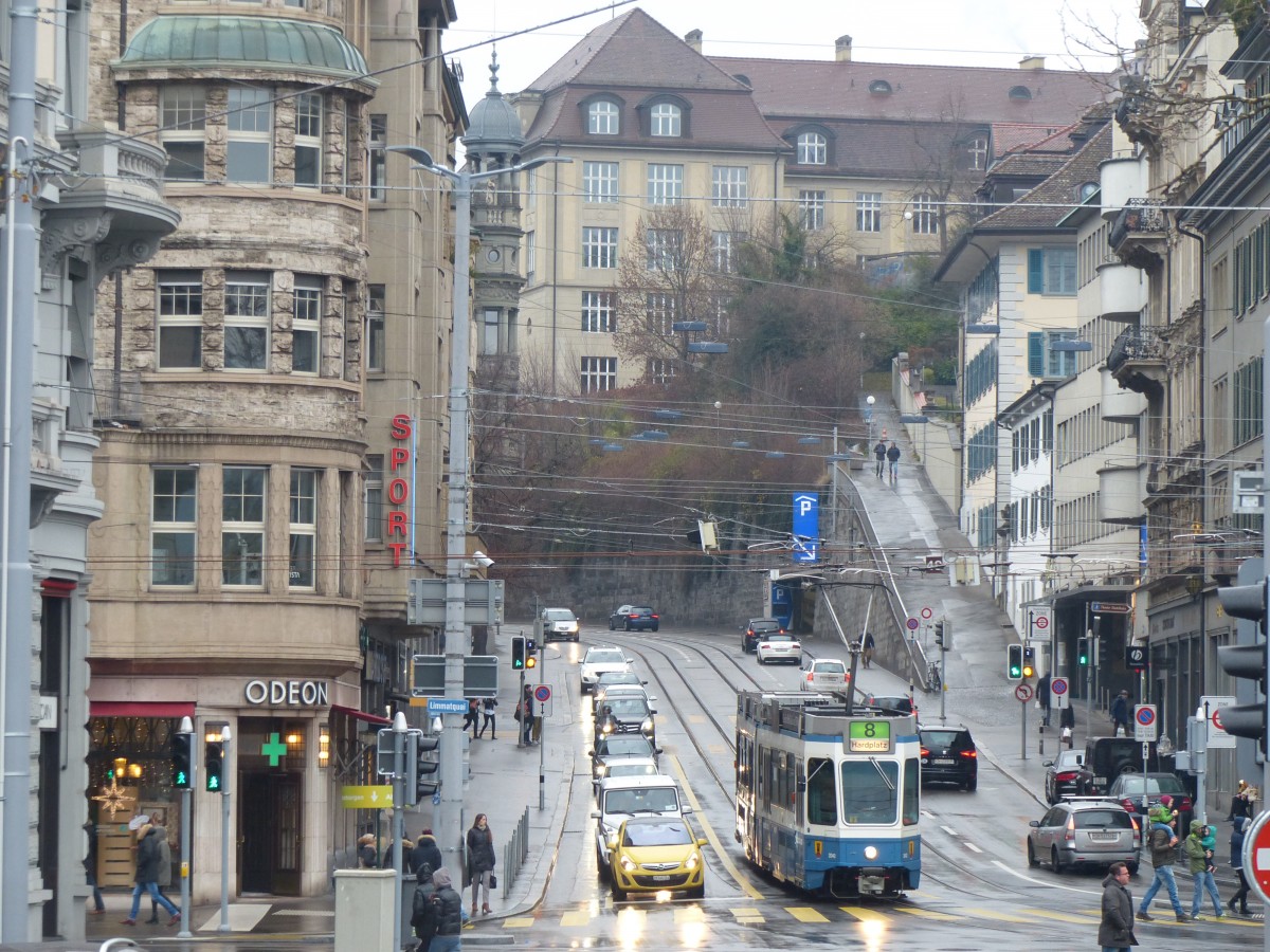 Tram Nummer 2042 (Be 4/6) auf der Linie 8 nach Hardplatz hier auf dem Bellevueplatz. 31.12.2015