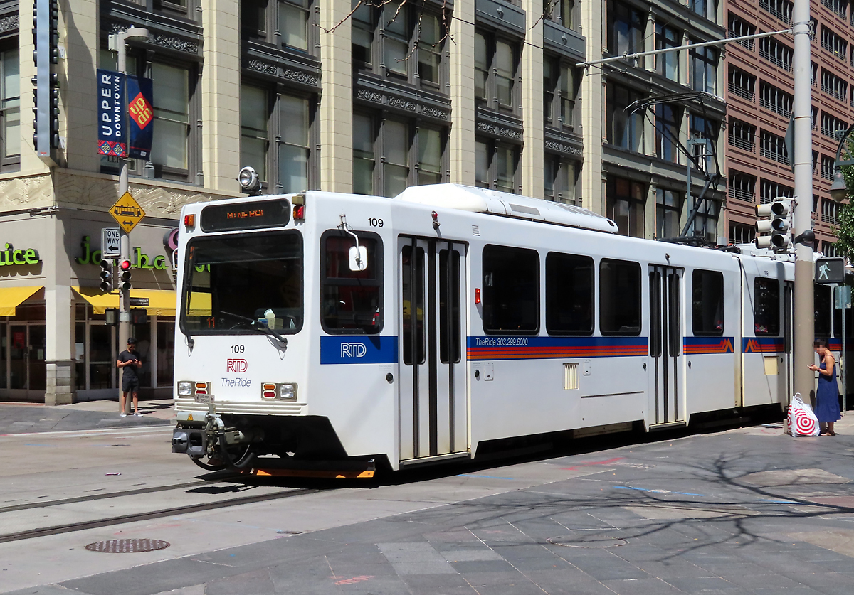 Tram RTD 109 in der Innenstadt von Denver. Denver, 27.8.2022