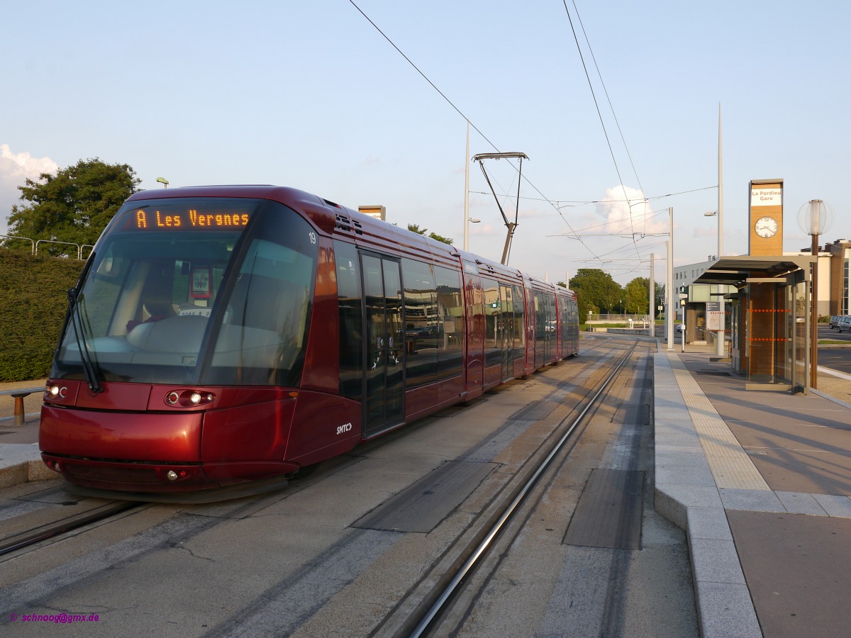 Tram T2C-19 (Translohr-STE4) am südlichen Endhalt Pardieu-Gare der 15,7 km langen Strecke. Hier gibt es eine Verknüpfung und Umstiegsmöglichkeit zur Eisenbahn.
 
Seit 2006 gibt es in Clermont-Ferrand wieder eine Straßenbahn. 
Am Sitz des weltgrößten Reifenherstellers Michelin fährt diese aber nicht auf Schienen. sondern auf Gummirädern (vom wem wohl?). 
Die Tram vom Typ Translohr ist aber spurgebunden und hat eine zentrale Führungsschiene, die auch der Spurführung dient. 
2014-07-26 Clermont-Ferrand 
