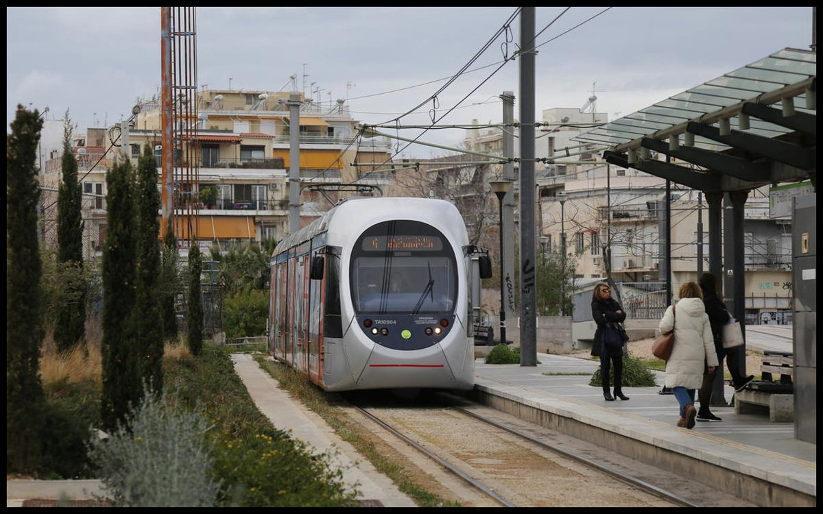 Tram TA 10004 steht am 5.3.2020 am Beginn der Trambahnstrecke in Höhe des Olympiakos Piräus Stadion abfahrbereit in die Athener Innenstadt.