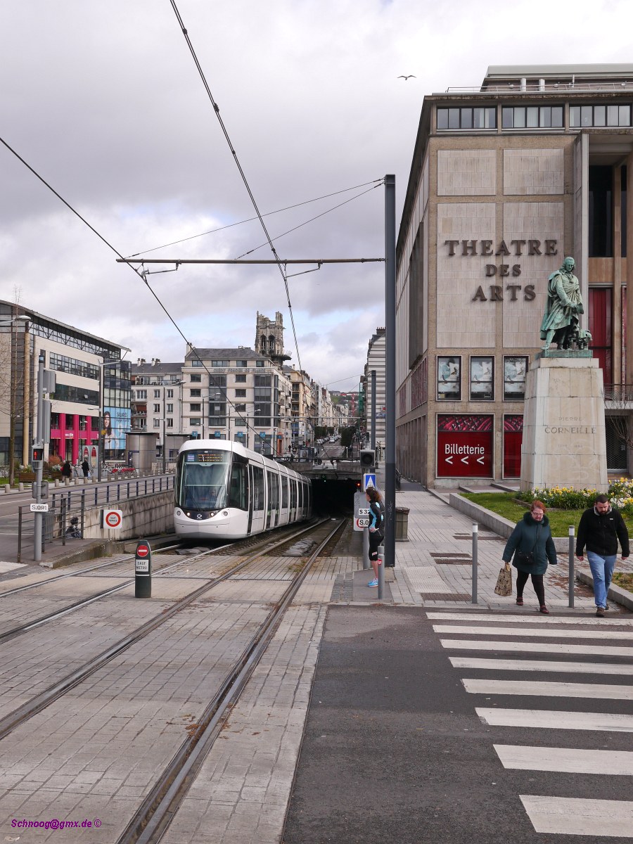 Tram TCAR-Astuce-838 (Citadis402 Alstom) kommt stadtauswärts fahrend aus dem Tunnel um gleich darauf die Seinebrücke zu überqueren. 
Seit 1994 gibt es in Rouen wieder eine Tram. Auch wenn eine Teilstrecke im Tunnel verläuft, ist dies sowohl von der Anlage als auch von den Fahrzeugen her eine Straßenbahn. In Rouen wird sie allerdings als Métro léger (Stadtbahn) betrachtet. Rouen gehörte zu den ersten Städten in Frankreich, die wieder eine Tram einführten. Die damals Verantwortlichen sahen es als attraktiver an, das neue Verkehrsmittel  Métro  zu nennen und damit auch mehr Akzeptanz und weniger Widerspruch bei der Einführung der Bahn zu haben. Rouen ist die einzige Stadt Frankreichs, in der das neuentstandene Bahnsystem  Métro  und nicht  Tramway  genannt wird, auch wenn andere französische Städte vergleichbare ähnliche Systeme haben.


2016-03-27 Rouen Rue-Jeanne-d'Arc Tunnelende Théâtre-des-Arts