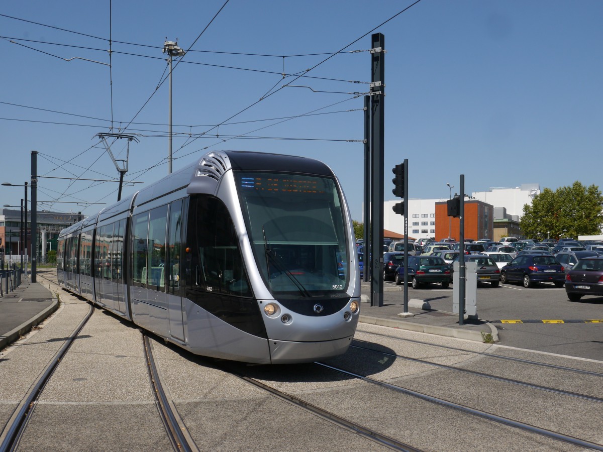 Tram Tisséo-5012(Citadis302 Alstom2010) unterwegs auf der Ligne T1 nach Palais-de-Justice. 
Seit Dezember 2010 existiert in Toulouse wieder eine Straßenbahn.
Seit April 2015 gibt es zwei Linien, wobei die Linien T1 und T2 einen größeren Teil des Weges mit 13 Haltestellen gemeinsam nutzen.  
2015-08-29 Toulouse-Arènes 