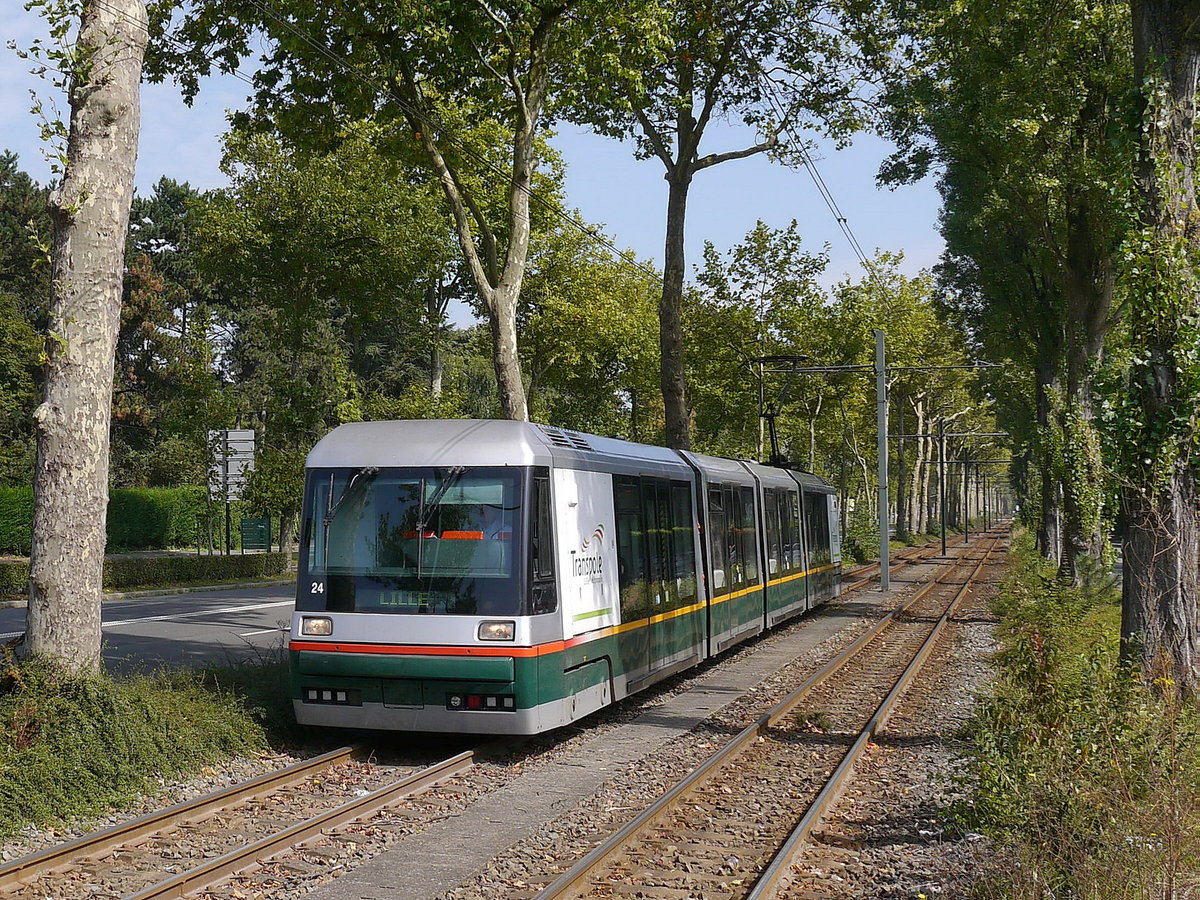 Tram Transpole 24 unterwegs auf der Ligne T nach Tourcoing der meterspurigen Tram Lille-Roubaix-Tourcoing.
Hier zeigt sich der 1994 von Breda gebaute Triebwagen des Typs VLC noch in klassischer Lackierung.
Die meterspurige Überlandstraßenbahn von Lille nach Roubaix und Tourcoing, die nach ihrem Gründer Alfred Mongy auch als Mongy bekannt ist, wurde 1909 eröffnet.

2014-09-01 Wasquehal-Cartelot