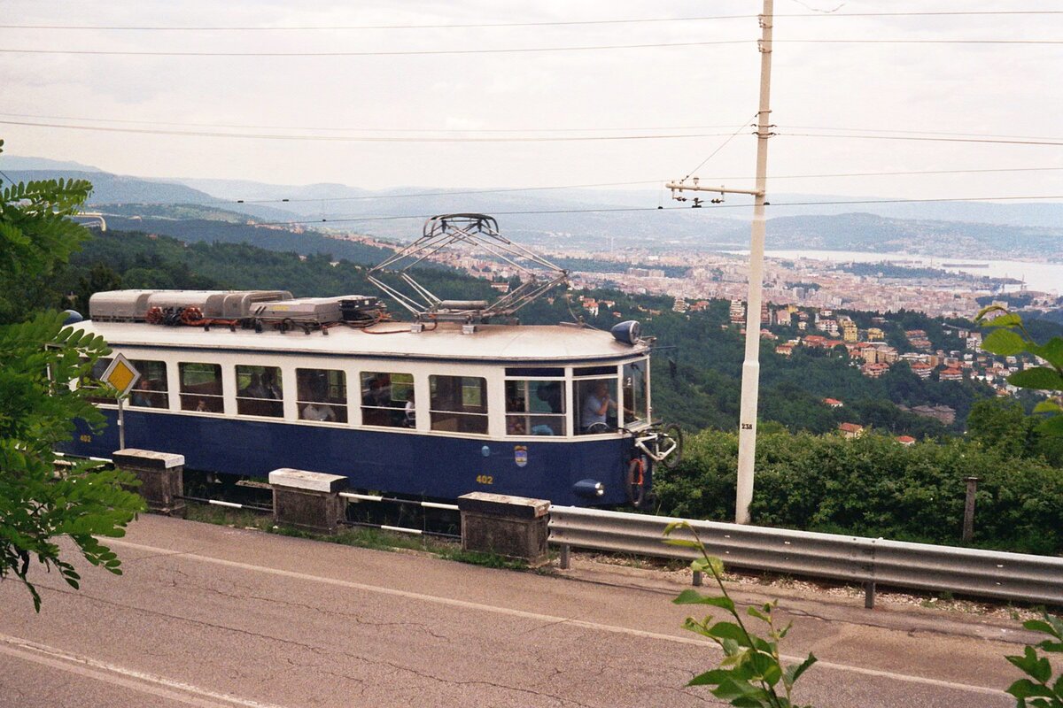 Tram Triest-Opicina__Tw 402 auf der Adhäsionsstrecke Richtung Opicina mit Blick über Triest aufs Mittelmeer.__08-06-2008
