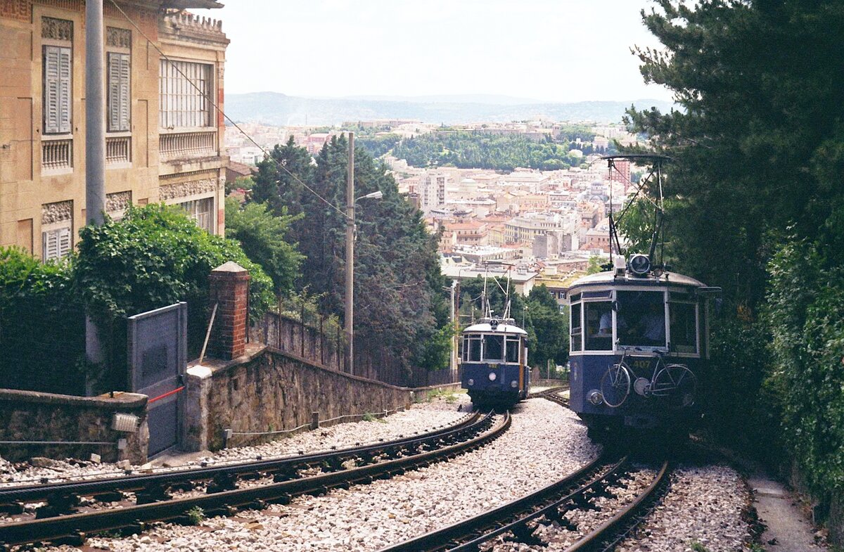 Tram Triest-Opicina__Tw 402 gleitet  auf der Seilbahn  talwärts, Tw 407 wird aufwärts geschoben.__08-06-2008