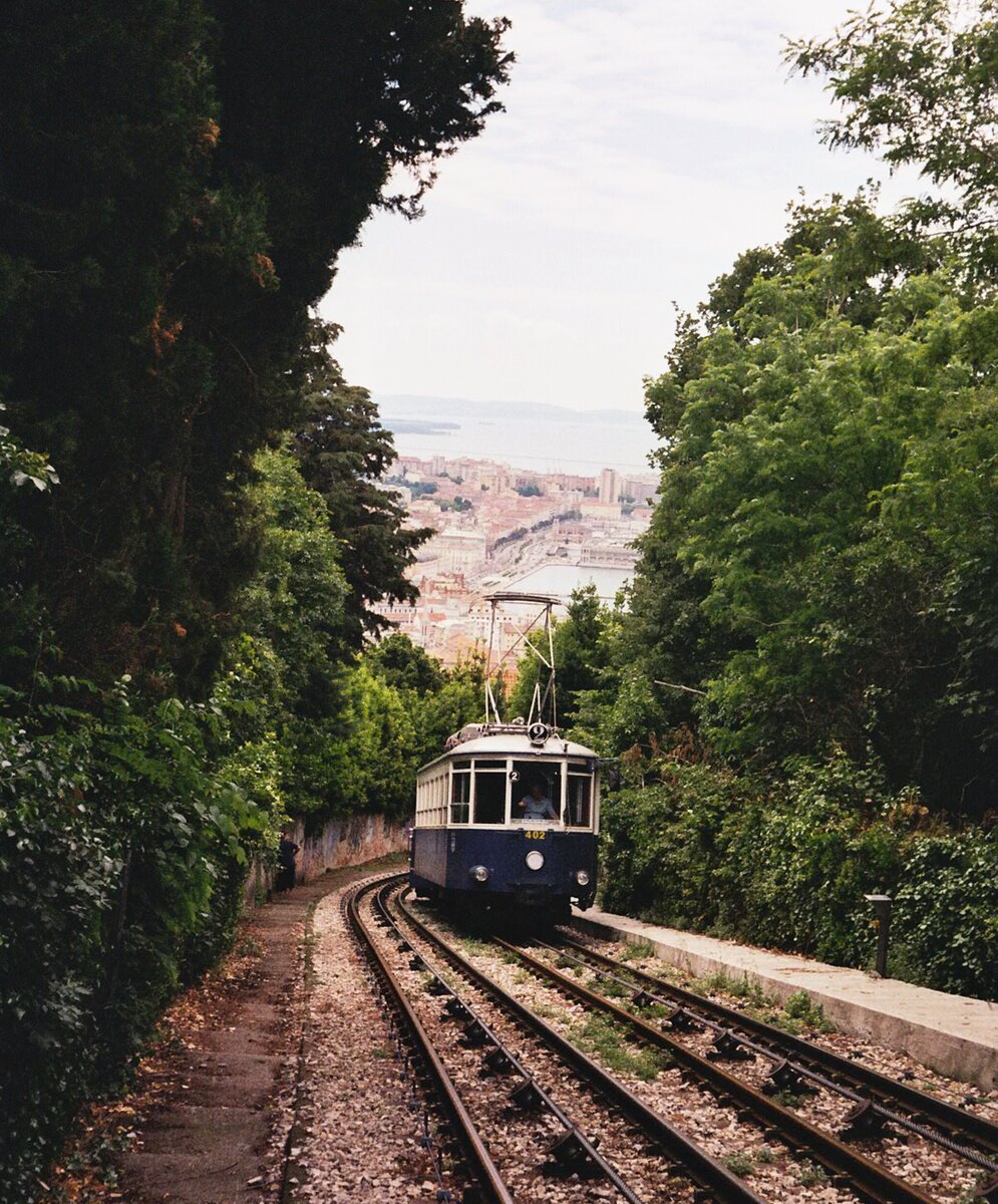 Tram Triest-Opicina__Tw 402 wird auf dem Seilbahn-Abschnitt bergauf geschoben.__08-06-2008
