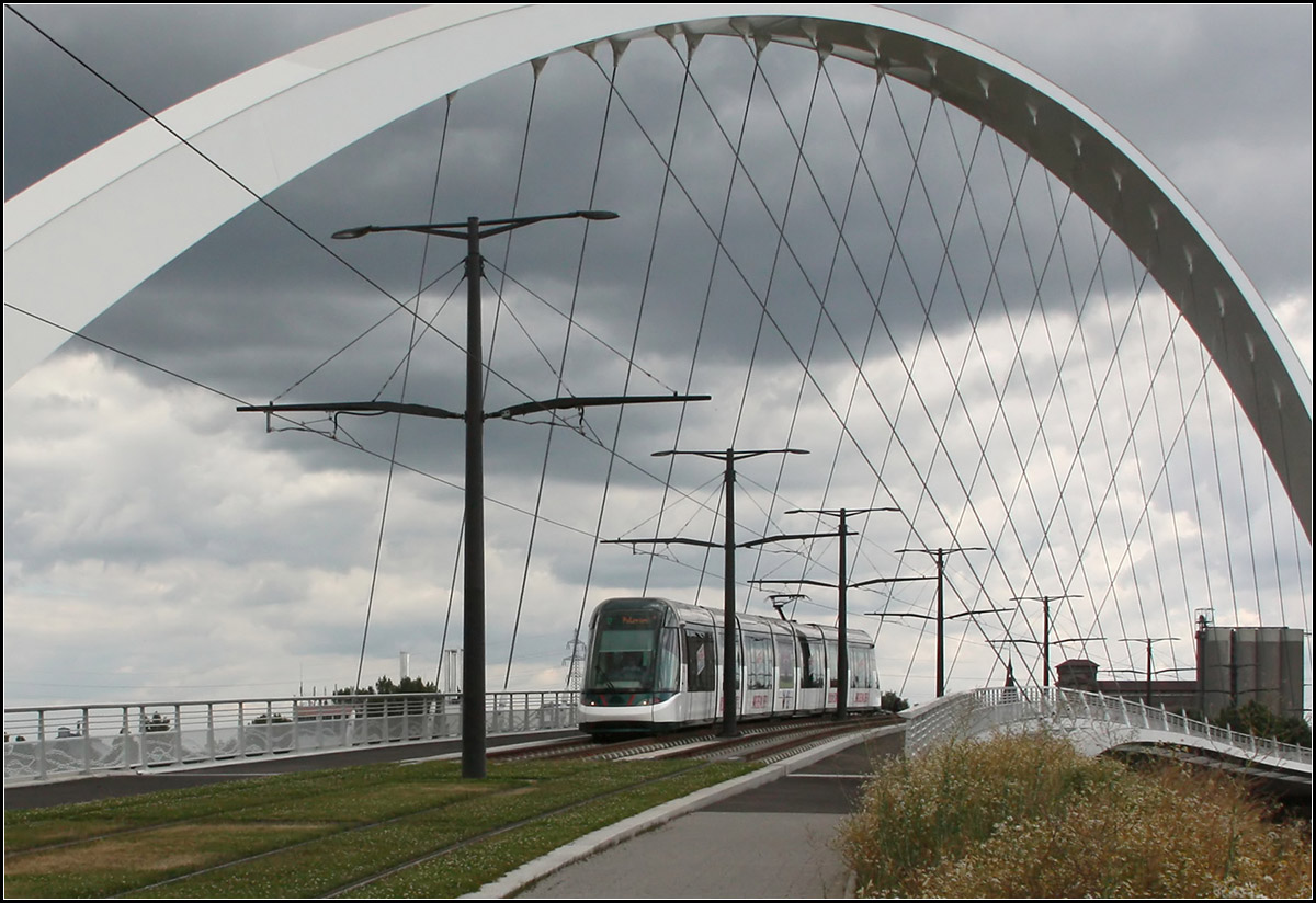 Tram unterm Bogen -

Straßenbahnbrücke über den Bassin Vauban an der Straßburger Neubaustrecke der Linie D nach Kehl.

25.06.2017 (M)