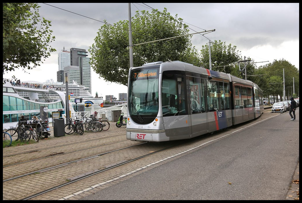 Tram Wagen 2038 der Linie 7 erreicht hier am 5.10.2023 in Rotterdam die Zalmstraat.