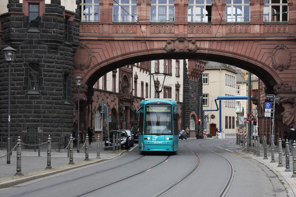 Tram Wagen 250 der Linie 11 erreicht hier am 19.10.2016 den Paulsplatz am Rathaus in Frankfurt am Main.