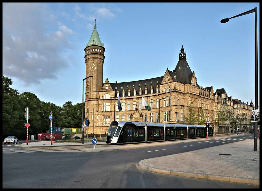 Tram Zug 120 passiert hier am 24.5.2023 um 20.09 Uhr das imposante historische Sparkassen Gebäude in Richtung Luxexpo.