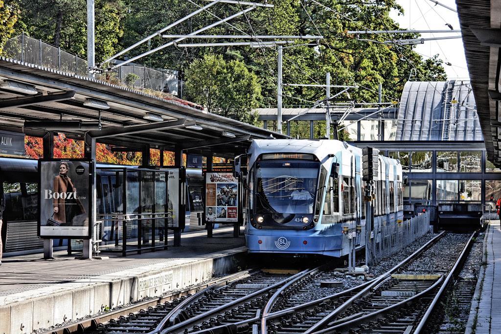 Trambahn 434 im Endpunkt der Strecke im kombinierten U- und Trambahn Bahnhof Alvik am 21.09.2016.