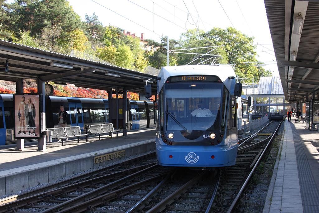 Trambahn 434 wechselt am 21.9.2016 für die Rückfahrt in Gegenrichtung im Endbahnhof Alvik das Gleis.