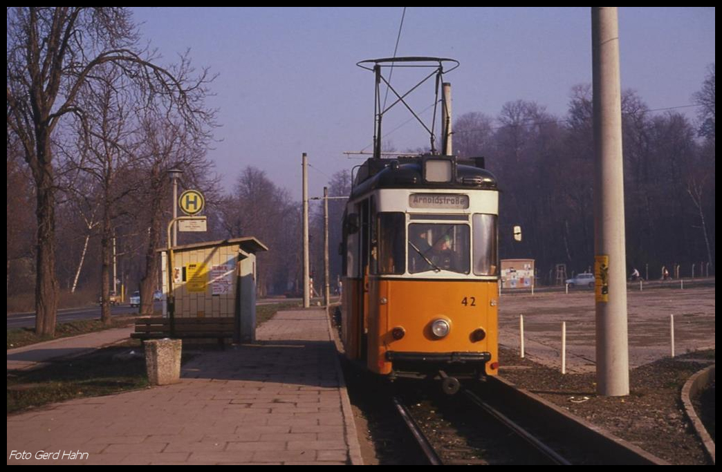 Trambahn Wagen 42 der Linie wartet am Endhaltepunkt an der Parkallee am 17.3.1990 auf die Abfahrt.