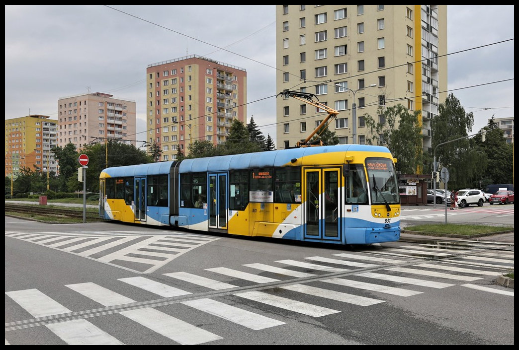 Trambahn Zug 831 ist hier auf der Linie 1 am 27.6.2023 um 11.18 Uhr in der Juzna Trieda Straße in Kosice in Richtung Altstadt unterwegs.